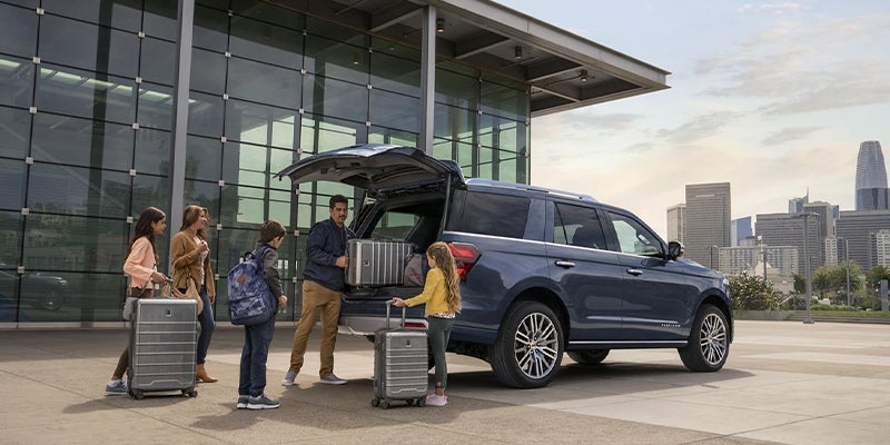 A family loading suitcases into the back of a 2023 Ford Expedition in a metropolitan city near Lancaster, OH