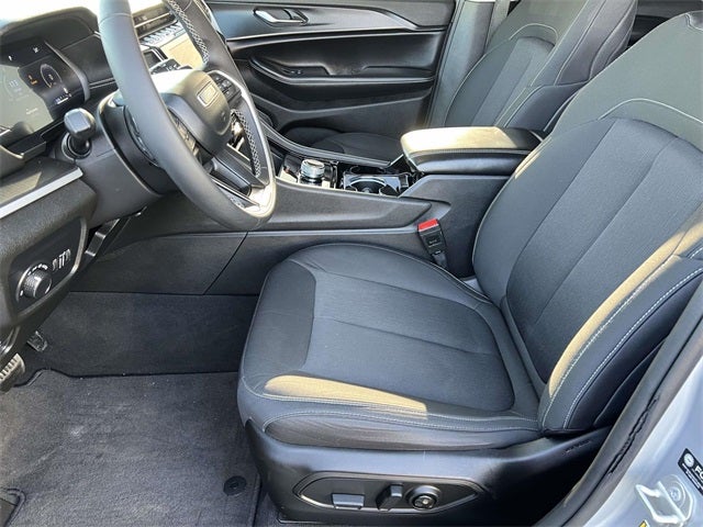 2023 Jeep Grand Cherokee Laredo 4x4