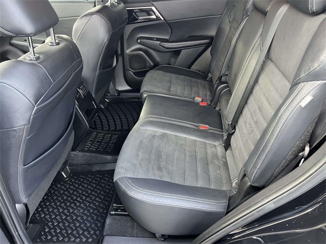 2022 Mitsubishi Outlander Base