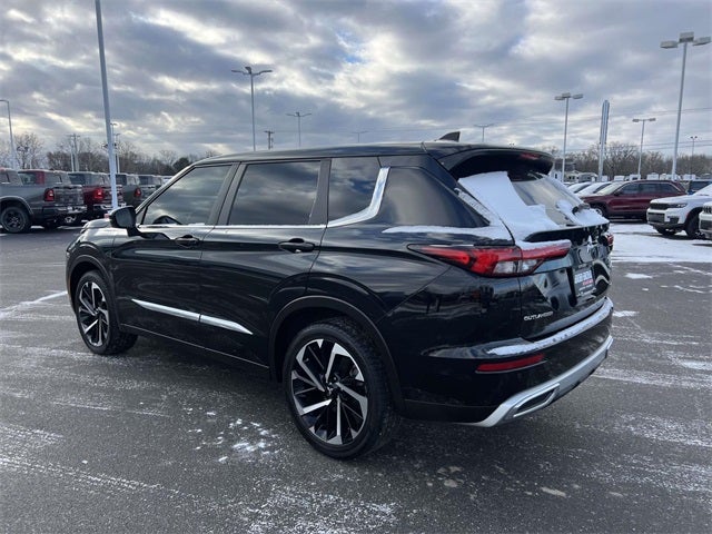 2022 Mitsubishi Outlander Base